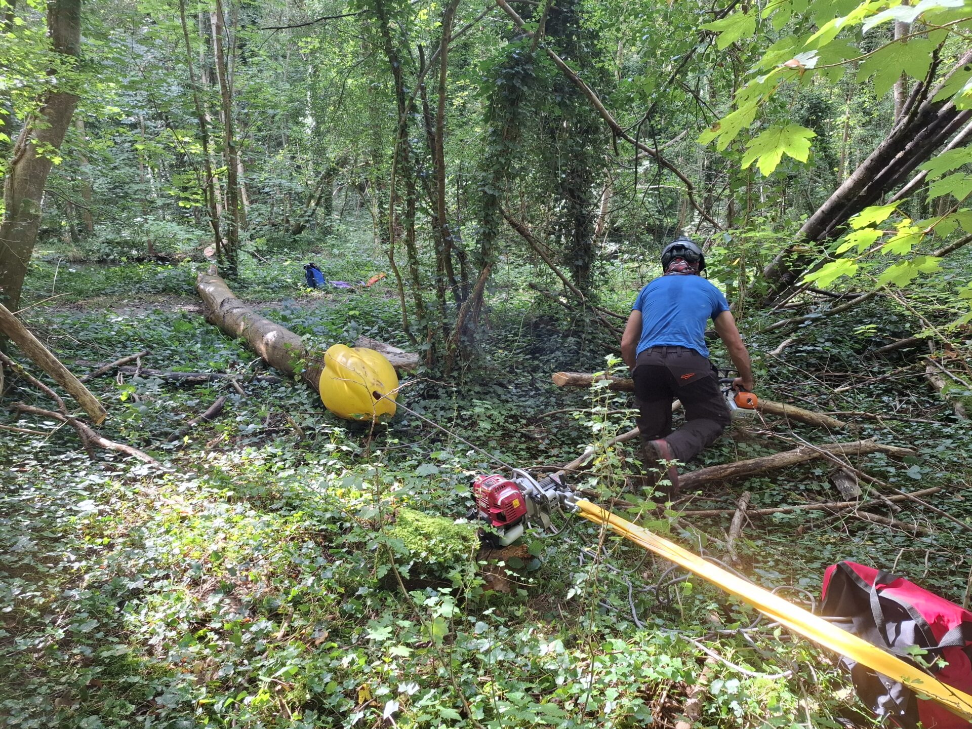 Enlèvement d’embâcle à l’aide d’un treuil thermique,(©SEMEA).