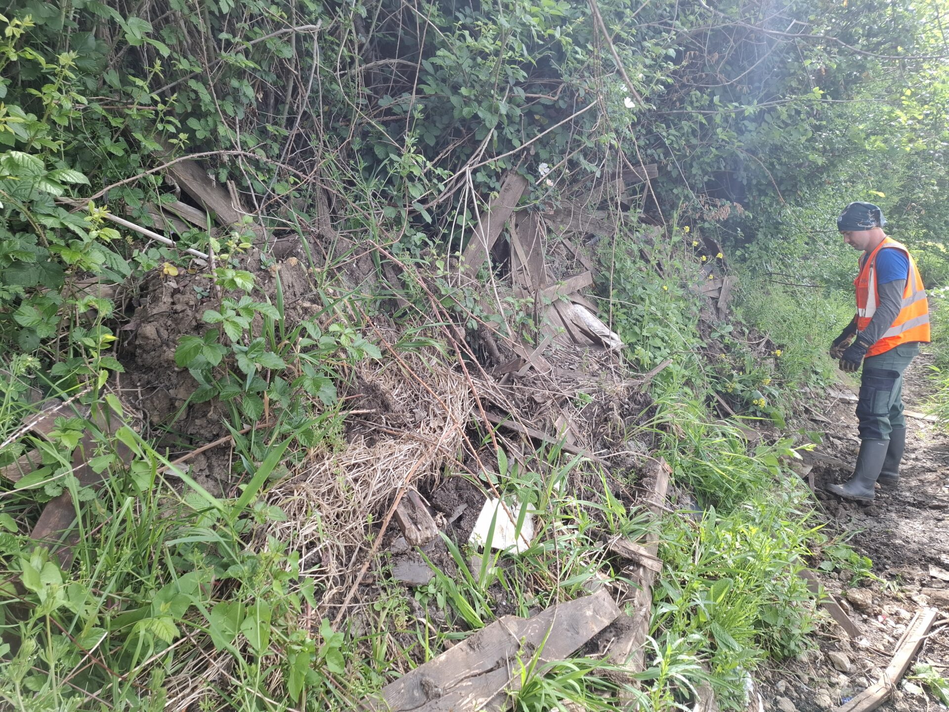OPERATION DE RAMASSAGE DE DECHETS SUR LE RU DE LA SAUSSAIE A SAINT-FARGEAU-PONTHIERRY